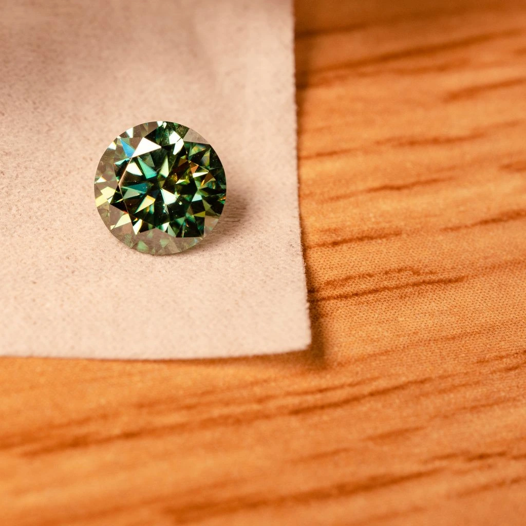 A round-brilliant aquamarine of 2.40 carats on slate.